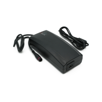 Dreiviertelansicht des Alber Neodrives Z20 V8 RS Ladegeräts von vorne, inklusive Stromkabel.