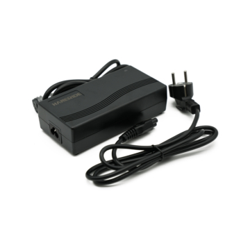 Dreiviertelansicht des Gazelle Impulse 42V 3A Kompatiblen Ladegeräts mit Rosenberger Anschluss. Der zugehörige Adapter ist gut sichtbar.