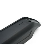 Nahaufnahme der Vorderseite des AEG DownTube 36V 10.4Ah Ersatzakkus, bei der die LED-Anzeige und der Power-Button gut sichtbar sind.
