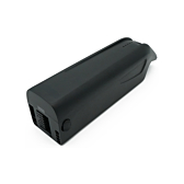 Dreiviertelansicht des AEG DownTube 36V 10.4Ah Ersatzakkus, bei der der Anschluss gut sichtbar ist.
