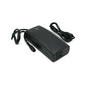Dreiviertelansicht des Alber Neodrives Z20 V8 RS Ladegeräts von vorne, inklusive Stromkabel.