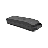 Dreiviertelansicht von der Rückseite des Bosch Powerpack 360 Performance/Active Gepäckträger E-Bike Vision Fahrradakkus. Der Griff und die Batterieanzeige des Akkus sind sichtbar.