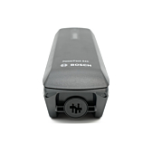 Hohe Unteransicht des Bosch Powerpack 545 SMART Frame Fahrradakkus. Der Fahrradanschluss ist sichtbar.