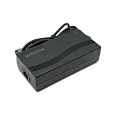 Dreiviertelansicht des Gazelle Impulse 42V 3A Kompatiblen Ladegeräts mit Rosenberger Anschluss ohne Adapter.