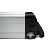 Nahaufnahme der Seite der Phylion XH370-12J Silverfish 37V 12Ah Compatible, wobei das Schloss gut sichtbar ist.