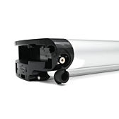 Dreiviertelansicht, bei der der Anschluss der Phylion XH370-13J Wall-E 37V 14Ah (2-polig) deutlich sichtbar ist. Das Foto dieser Phylion-Batterie ist aus einem niedrigeren Winkel aufgenommen.