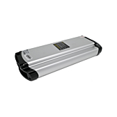 Unteransicht der Phylion XH370-13J Wall-E 37V 14Ah (2-polig). Das Foto dieser Phylion-Batterie ist aus einem Dreiviertelwinkel aufgenommen, wodurch die Unterseite und die Seite der Batterie sichtbar sind.