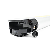 Schrägansicht von vorne der Phylion XH370-13J Wall-E 37V 14Ah (2-polig). Der Ladeanschluss und der Fahrradanschluss dieser Phylion-Batterie sind sichtbar.