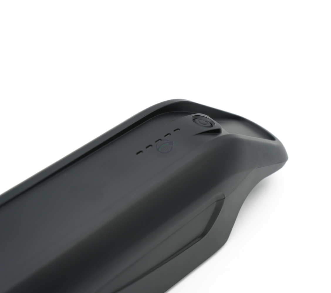 Nahaufnahme der Vorderseite des AEG DownTube 36V 12.8Ah Ersatzakkus, bei der die LED-Anzeige und der Power-Button gut sichtbar sind.
