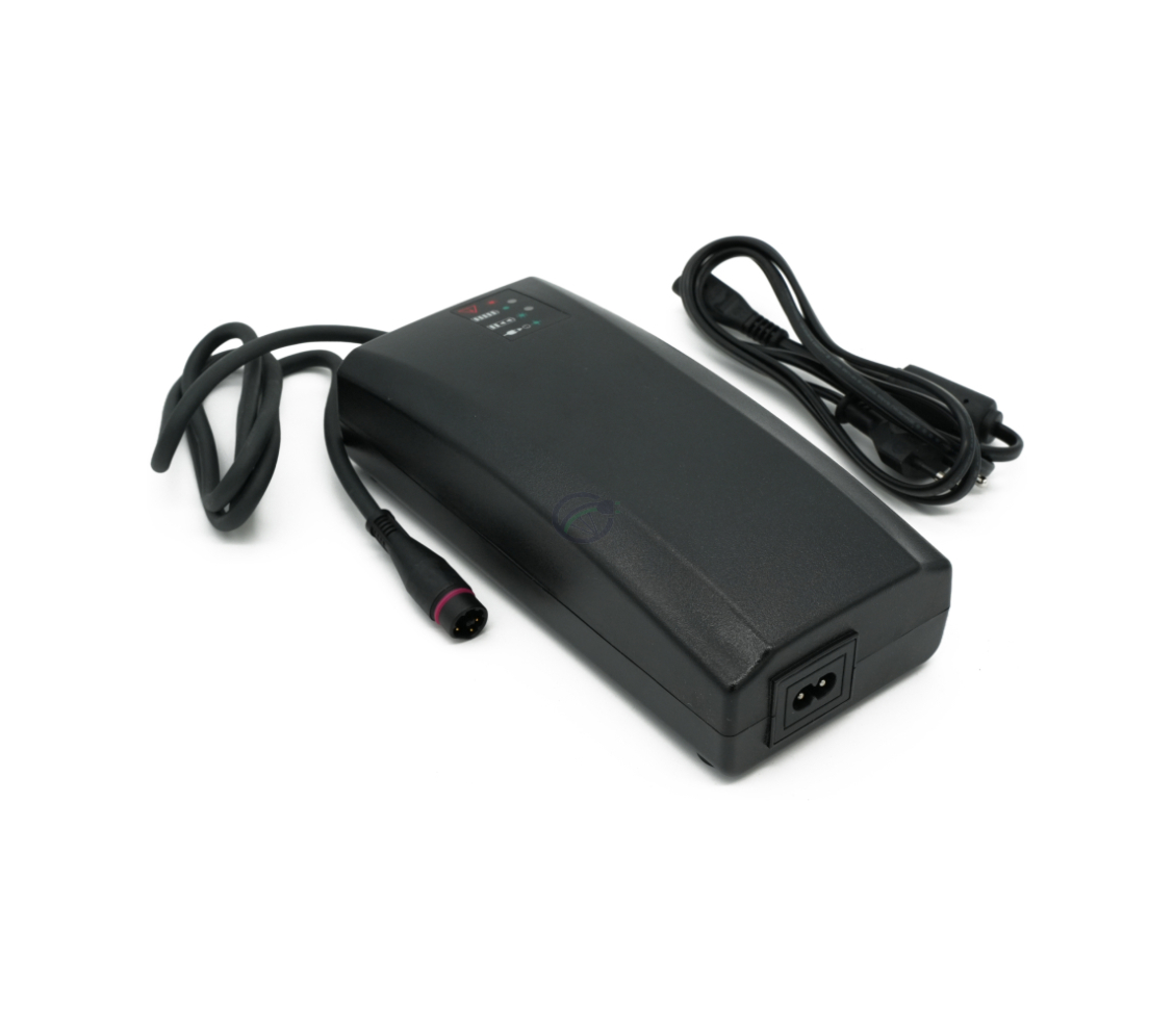 Dreiviertelansicht des Alber Neodrives Z20 V8 RS Ladegeräts von vorne, inklusive Stromkabel.