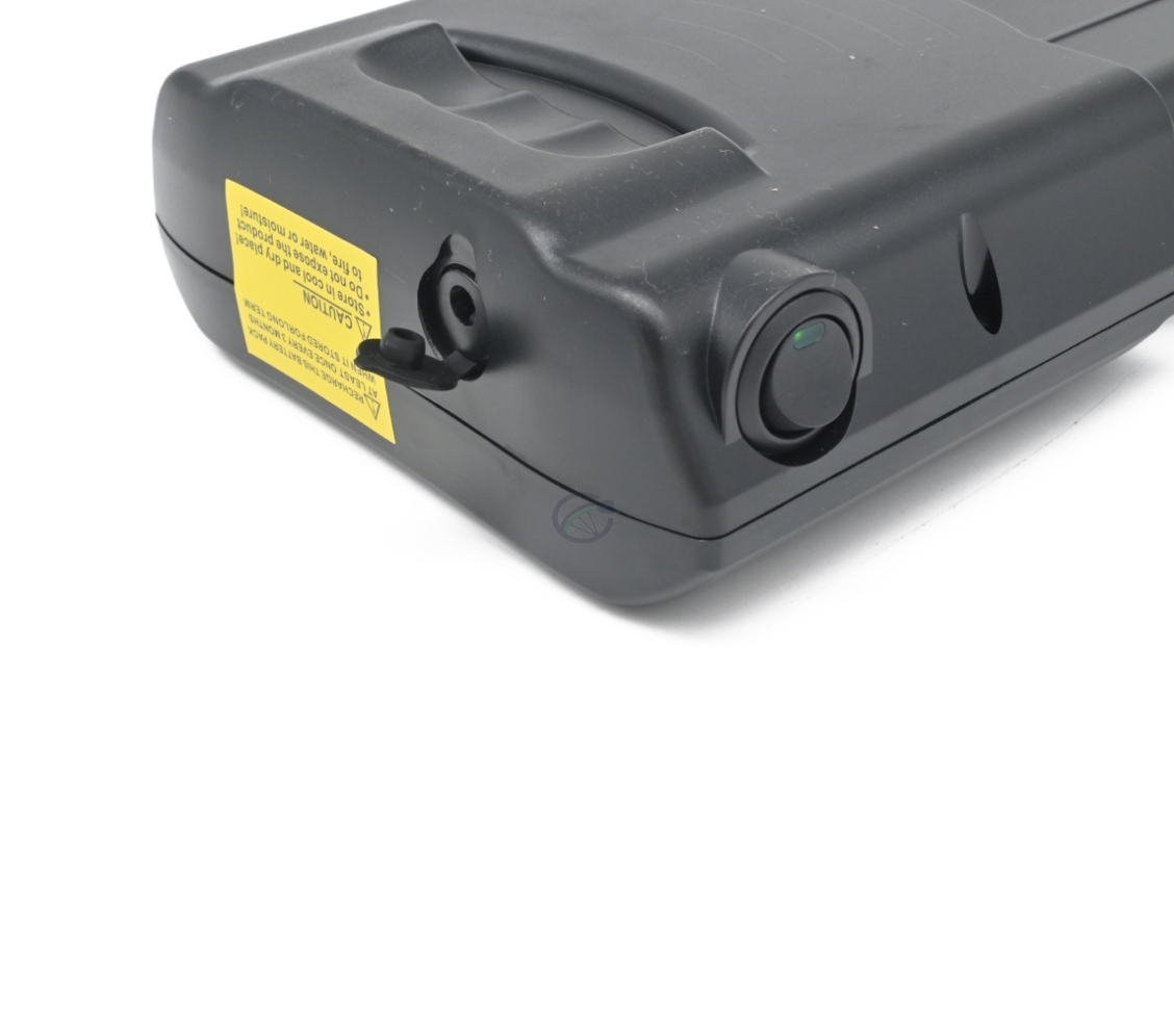 Dreiviertelansicht Nahaufnahme des Ansmann 36V 14Ah Compatible Fahrradakkus. Der Ein-/Ausschalter und die Ladebuchse sind deutlich sichtbar.