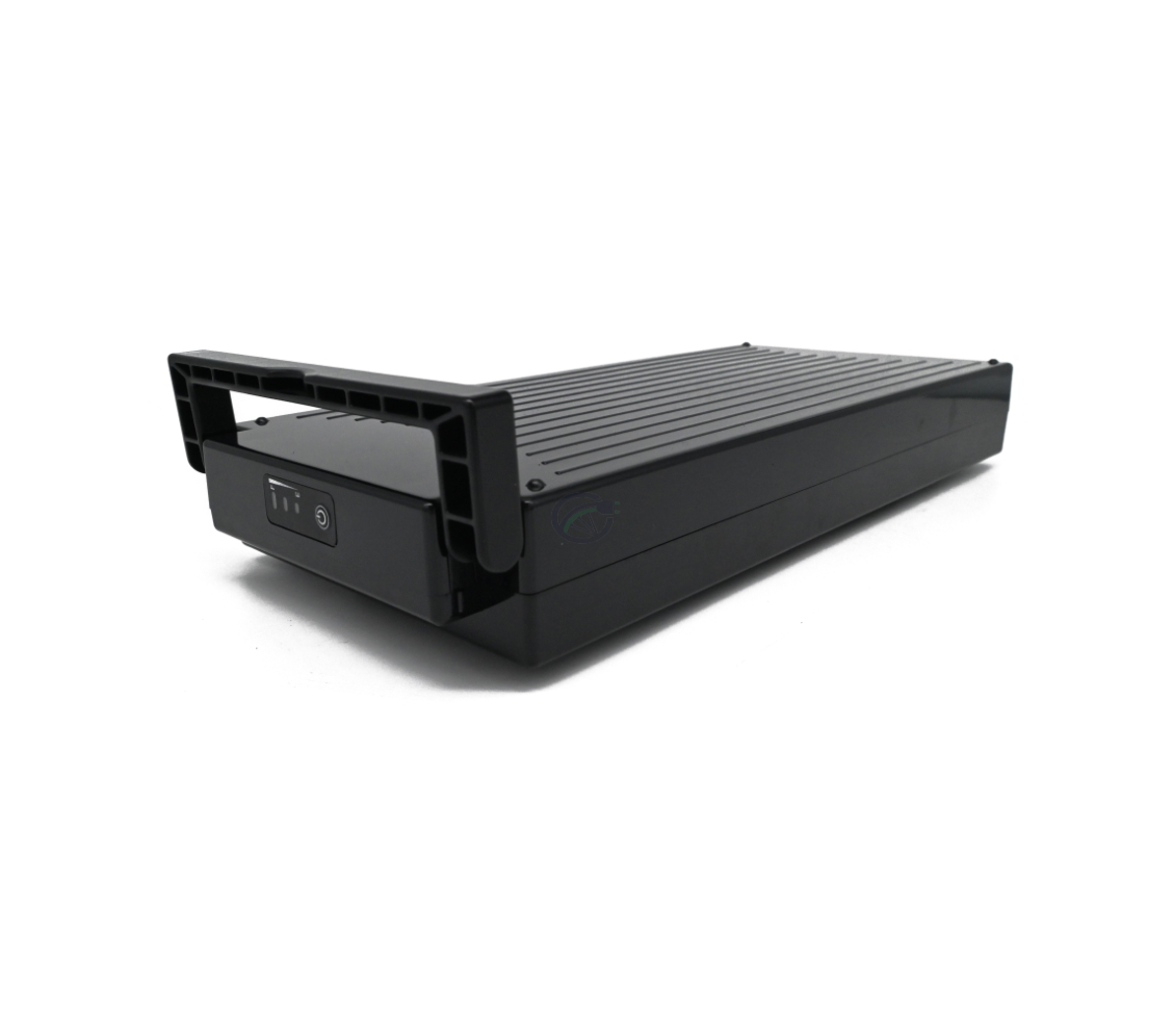 photo de la batterie de vélo 13,6 Ah compatible Sparta E-motion C1/C2/C3 / Batavus (noire) Incl. chargeur où vous pouvez voir l'interrupteur qui peut être allumé et éteint. et vous verrez le levier étendu