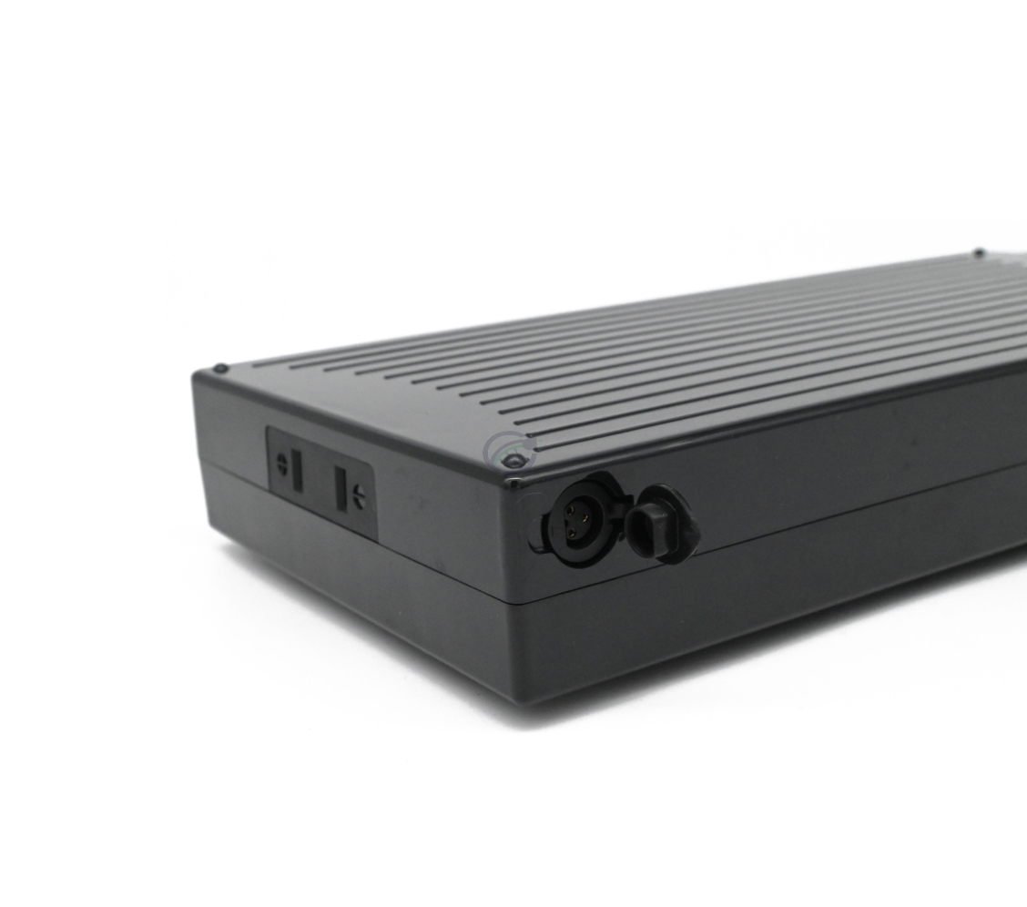 Batterie de vélo 13,6 Ah compatible Sparta E-motion C1/C2/C3 / Batavus (noir) Incl. chargeur du côté où vous pouvez voir le trou du chargeur et le plug-in qui va dans le vélo