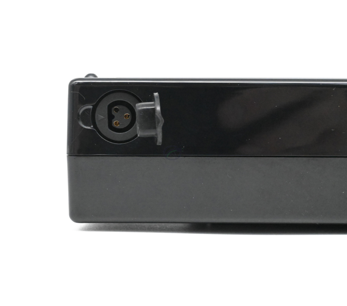 Batterie de vélo 13,6 Ah compatible Sparta E-motion C1/C2/C3 / Batavus (noir) Incl. chargeur gros plan du trou du chargeur