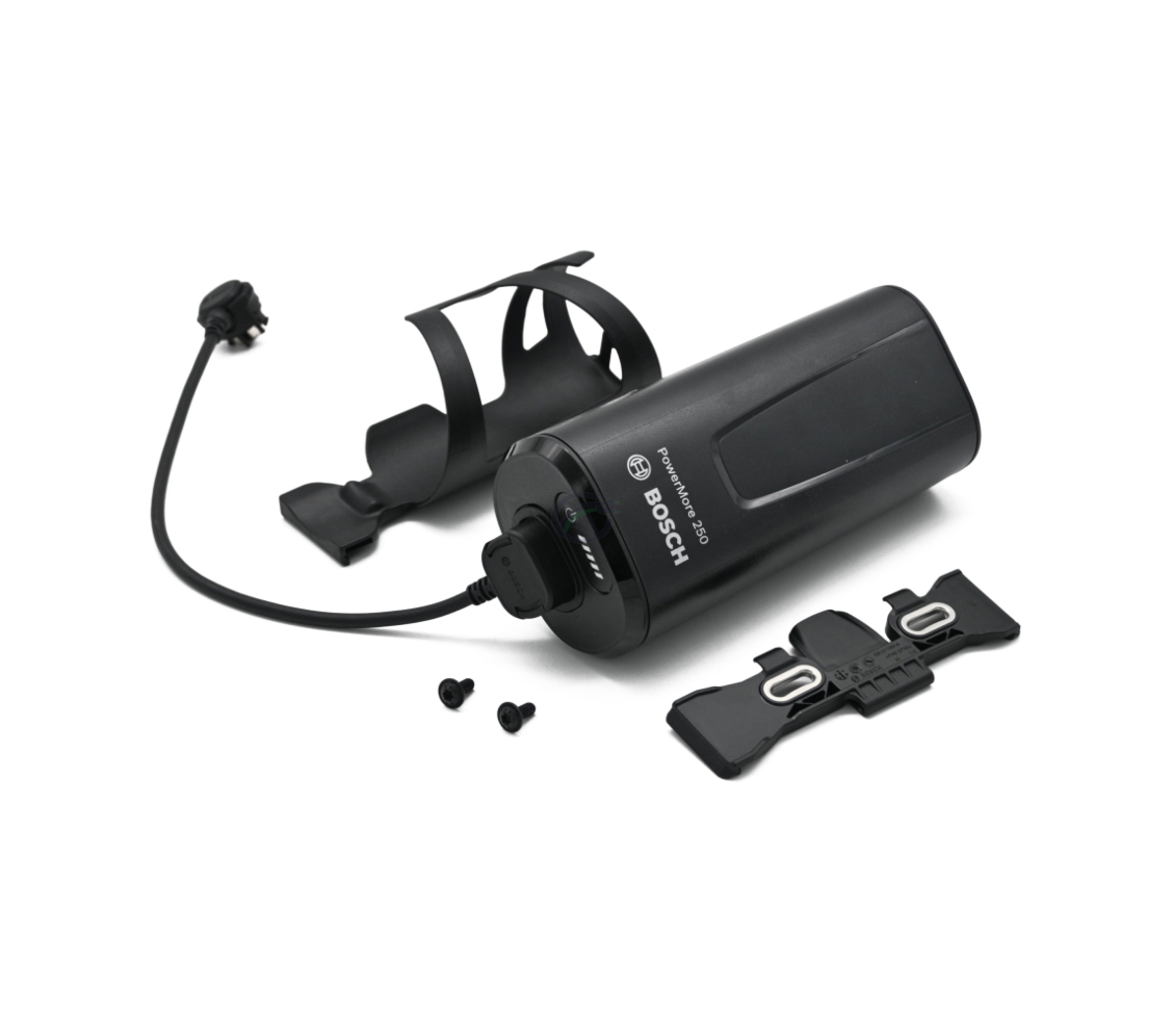 Schräger Bosch PowerMore 250 Range Extender mit Befestigungssystem und eingestecktem 300-mm-Kabel