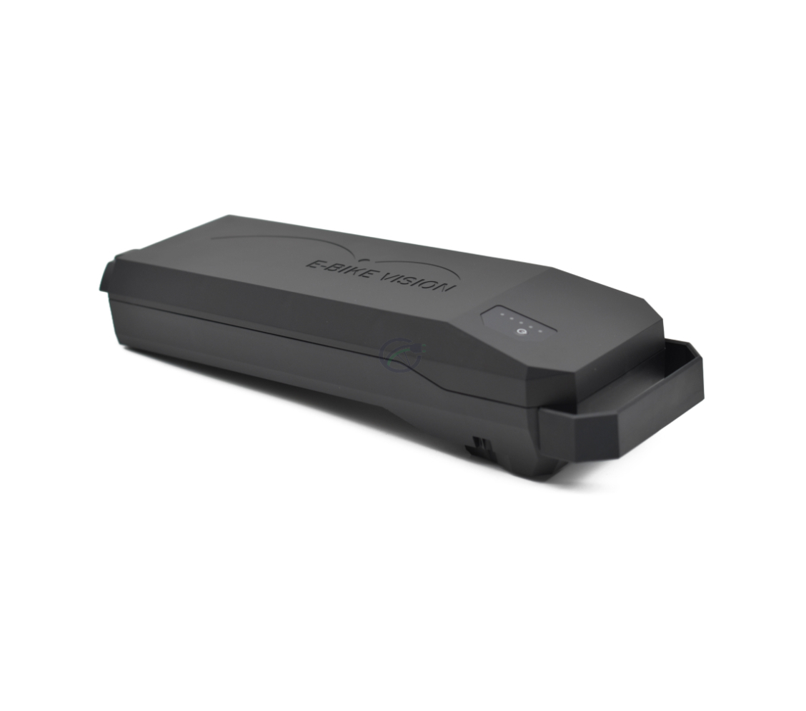 Dreiviertelansicht von der Rückseite des Bosch Powerpack 360 Performance/Active Gepäckträger E-Bike Vision Fahrradakkus. Der Griff und die Batterieanzeige des Akkus sind sichtbar.