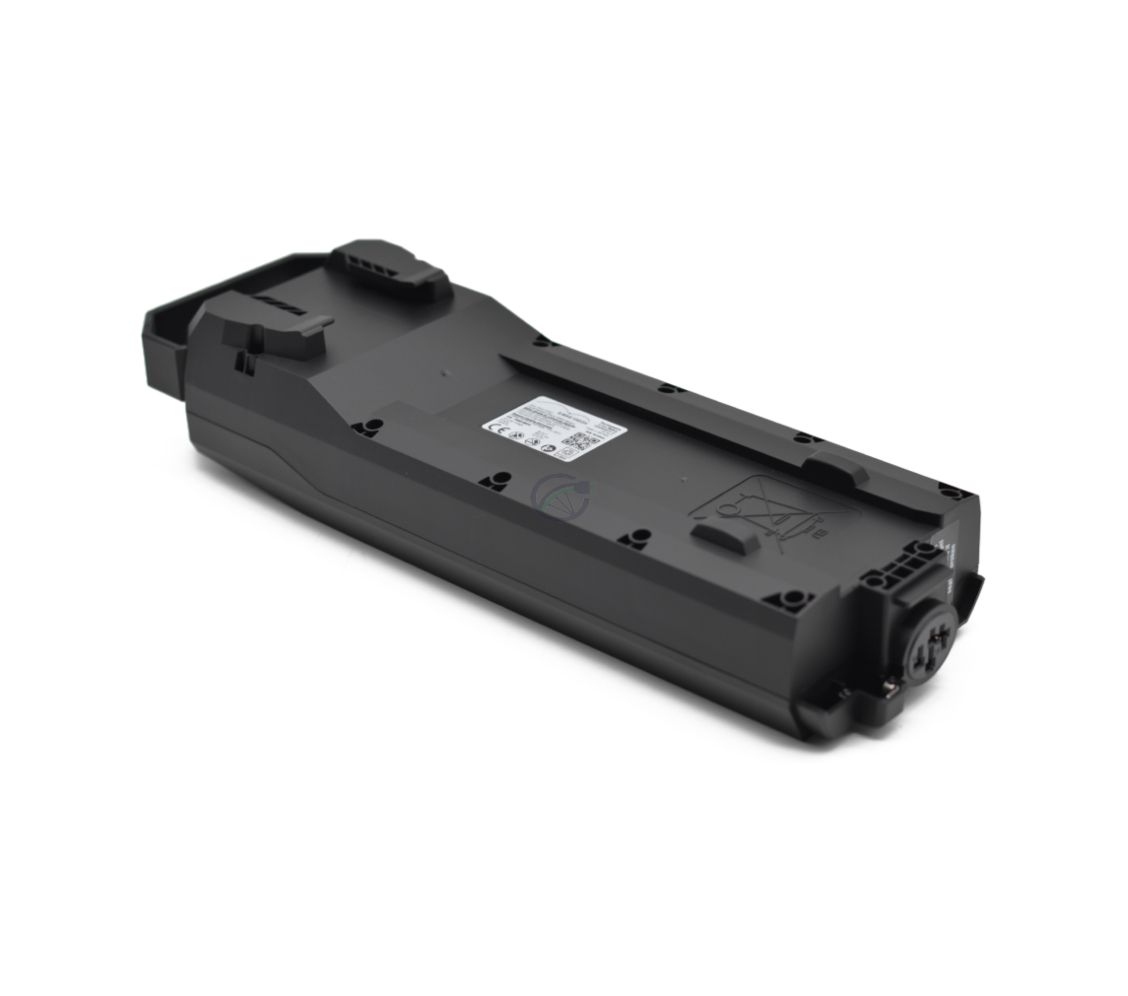 Dreiviertelansicht der Unterseite des Bosch Powerpack 360 Performance/Active Gepäckträger E-Bike Vision Fahrradakkus. Das Etikett an der Unterseite des Akkus ist sichtbar.