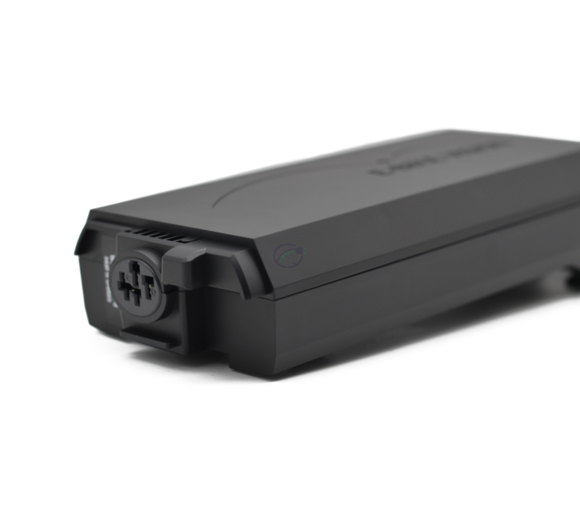 Vorderansicht des Bosch Powerpack 360 Performance/Active Gepäckträger E-Bike Vision Fahrradakkus. Der Fahrradanschluss ist sichtbar.