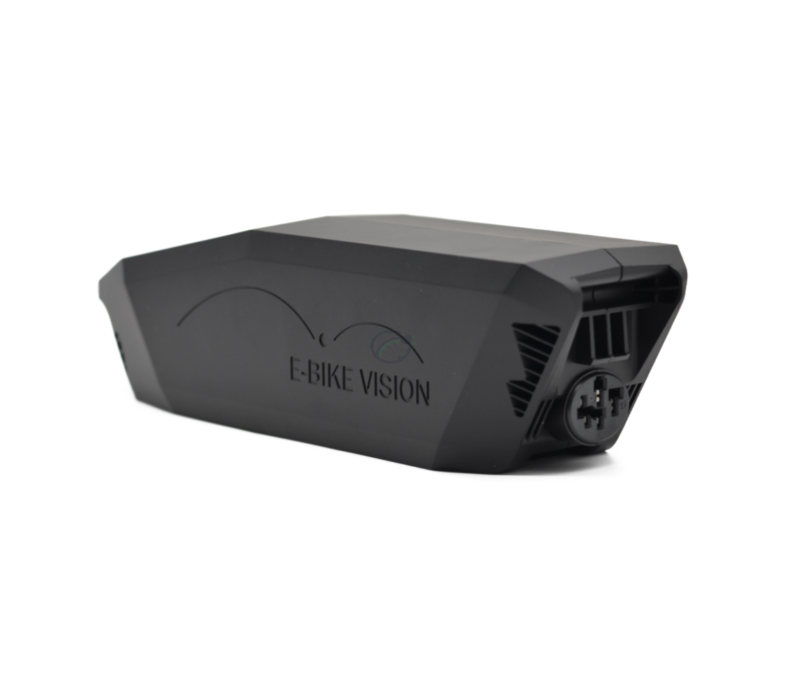 Dreiviertelansicht des Bosch Powerpack 360 Performance/Active Rahmen E-Bike Vision Fahrradakkus von vorne. Die Seite des Akkus und der Fahrradanschluss sind sichtbar.
