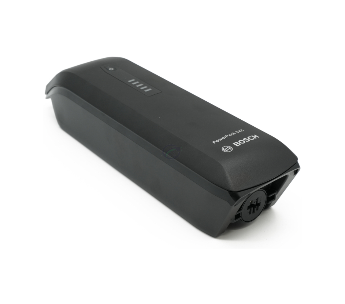 Dreiviertelansicht des Bosch Powerpack 545 SMART Frame Fahrradakkus von links aufgenommen.