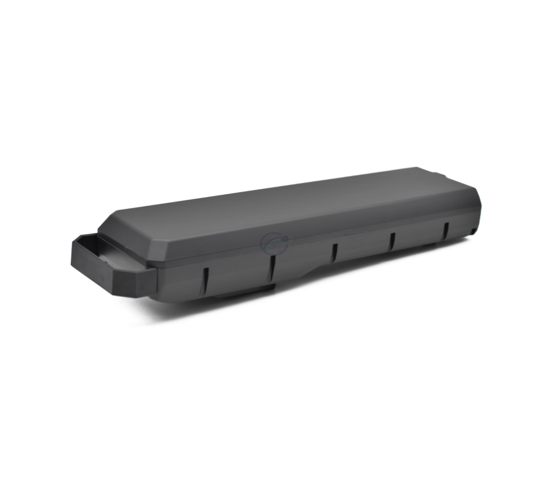 Dreiviertelansicht des Bosch Powerpack 700 Performance/Active Gepäckträger E-Bike Vision, von hinten aufgenommen. Die Rückseite und die Seite des Akkus sind deutlich sichtbar, ebenso wie der Griff des Akkus.