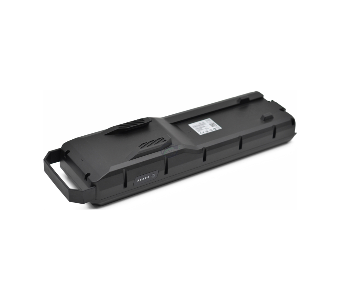 Unteransicht des Bosch Powerpack 700 Performance/Active Gepäckträger E-Bike Vision, aufgenommen aus einem schrägen Winkel, wodurch der Akku deutlich sichtbar ist.