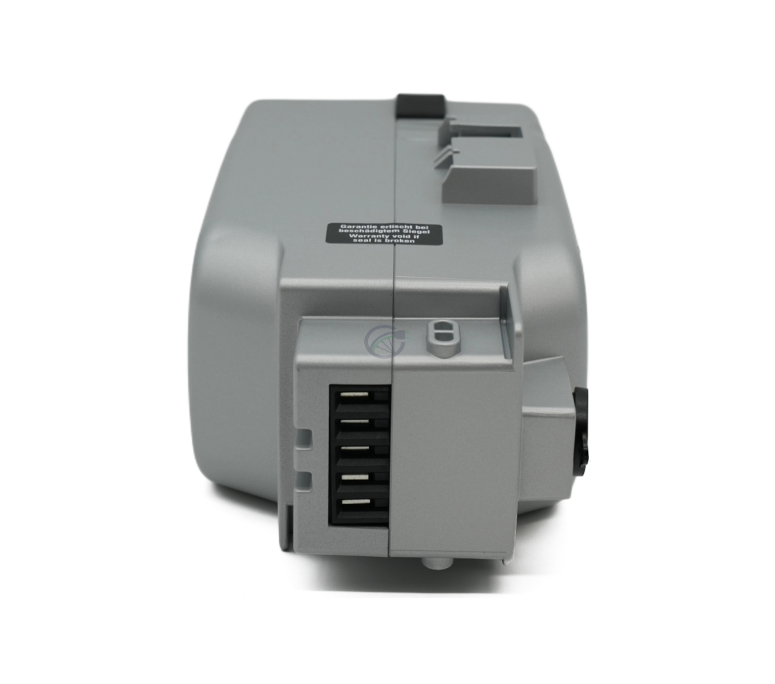 Vorderansicht des liegenden Panasonic Deluxe 36V 17Ah Compatible, bei der der Fahrradanschluss gut sichtbar ist.