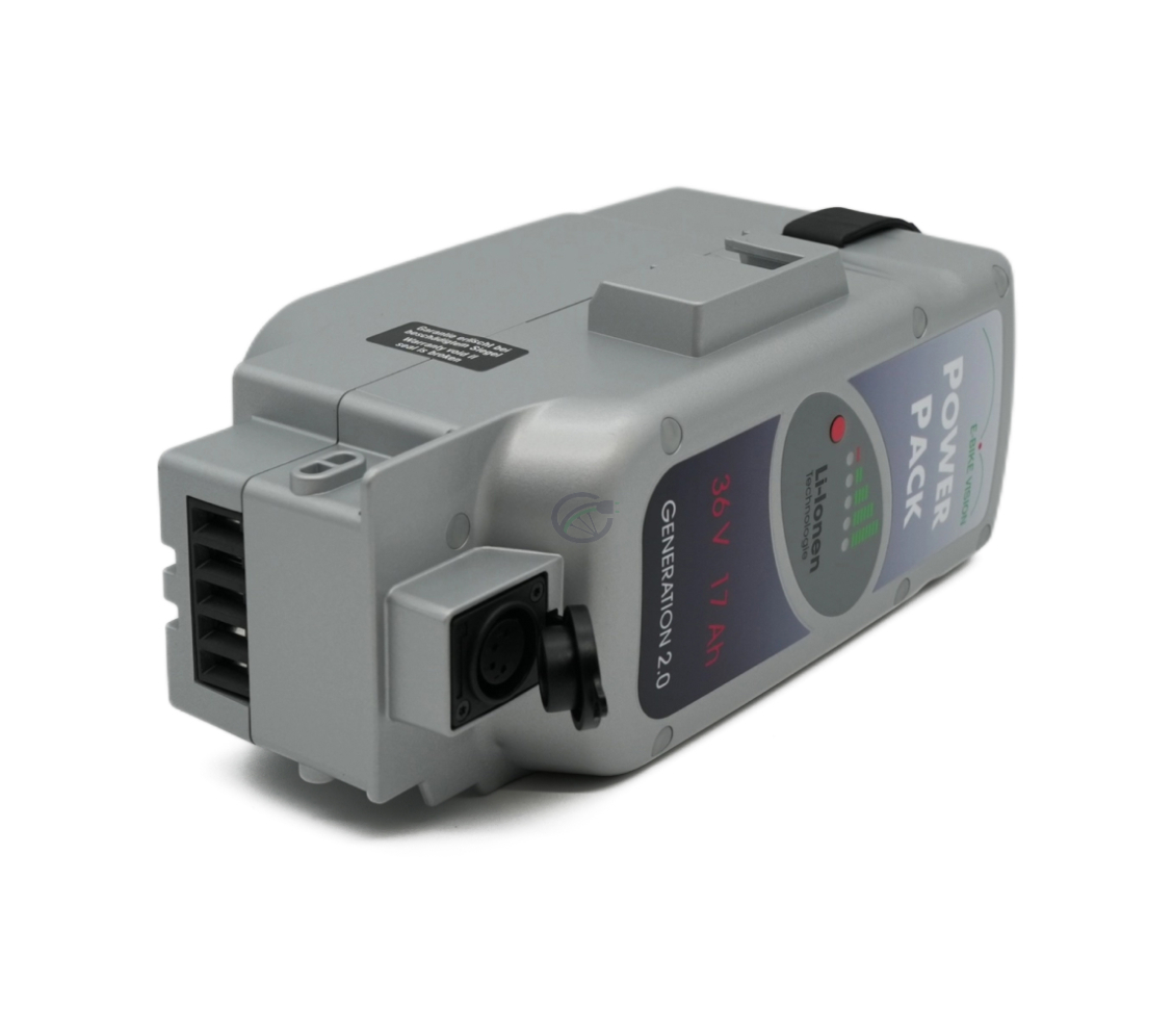 Dreiviertelansicht des liegenden Panasonic Deluxe 36V 17Ah Compatible, bei der der Fahrradanschluss und der Ladeanschluss gut sichtbar sind.