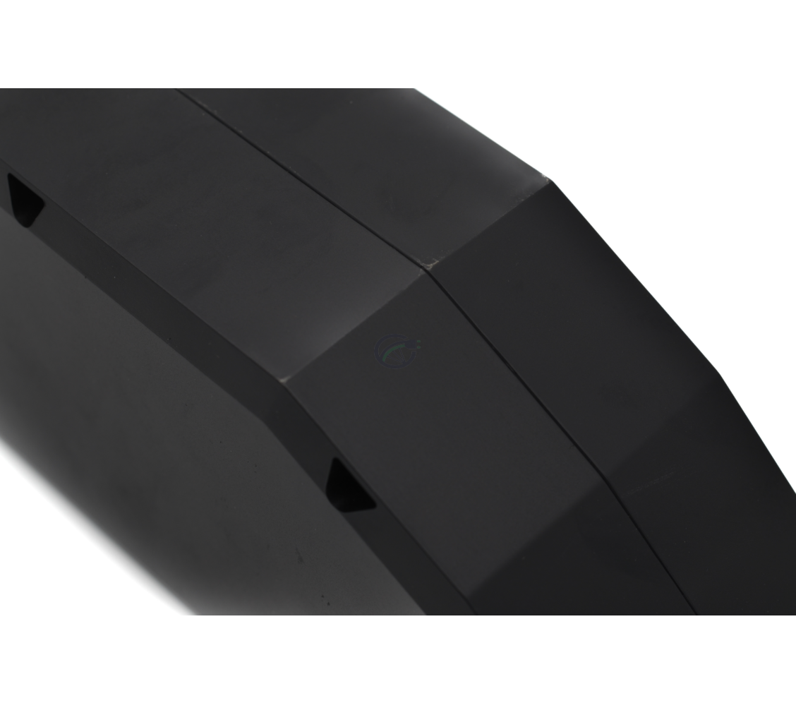 Bovenaanzicht van een zwarte Bosch accu, waar een klein beetje schade te zien is op de bovenkant.