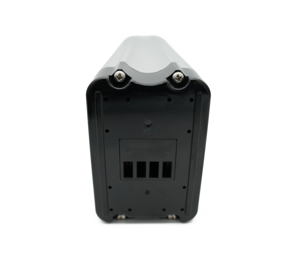 Rückansicht der Phylion XH370-12J Silverfish 37V 12Ah Compatible, von vorne aufgenommen, wobei der Fahrradanschluss gut sichtbar ist.