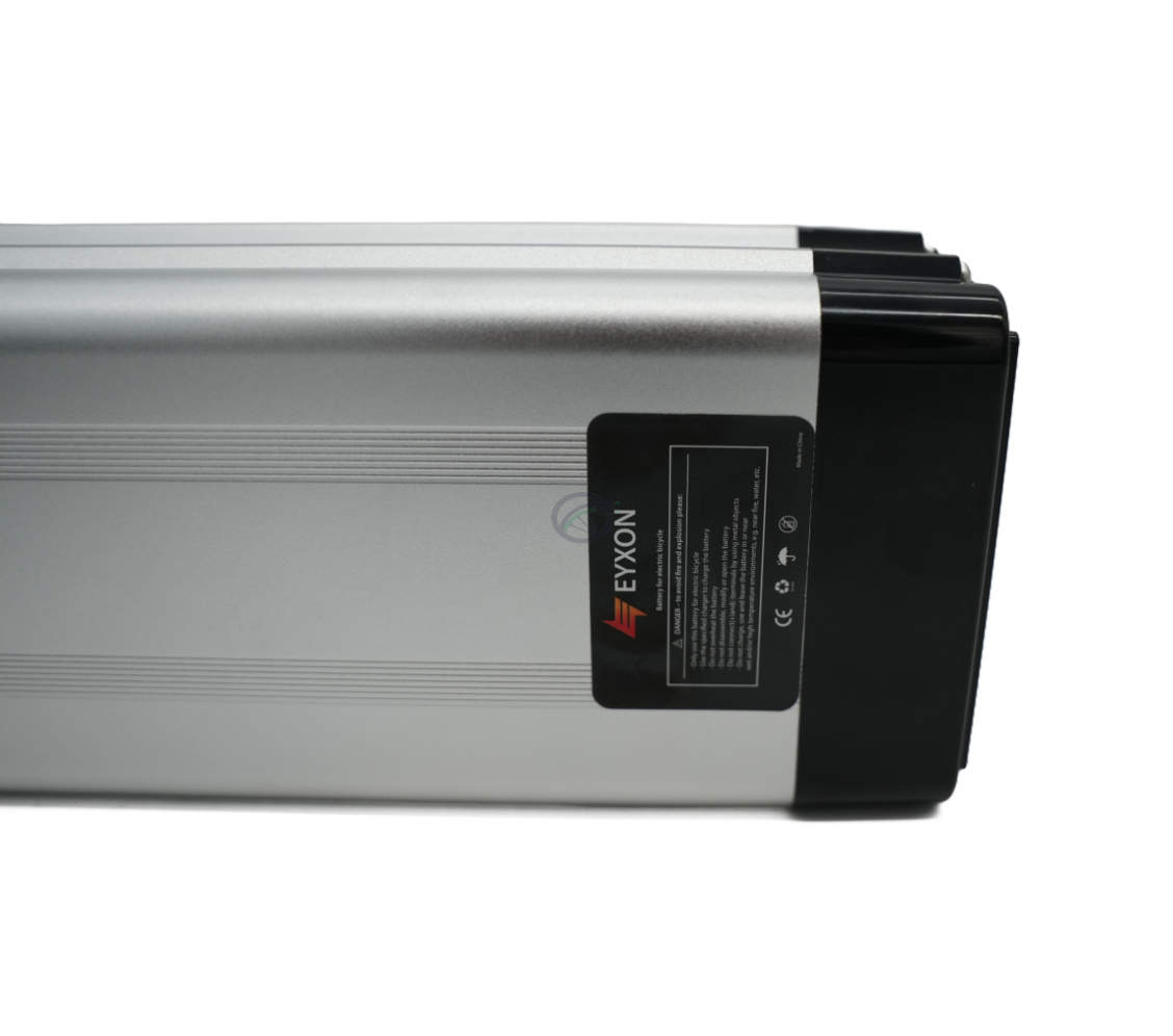 Nahaufnahme des Etiketts auf der Unterseite der Phylion XH370-12J Silverfish 37V 12Ah Compatible.