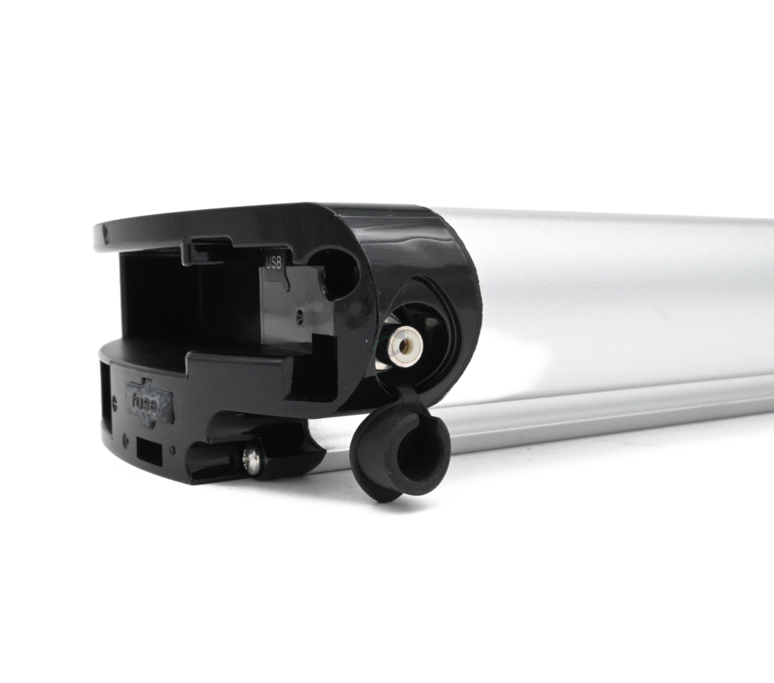 Dreiviertelansicht, bei der der Anschluss der Phylion XH370-13J Wall-E 37V 14Ah (2-polig) deutlich sichtbar ist. Das Foto dieser Phylion-Batterie ist aus einem niedrigeren Winkel aufgenommen.
