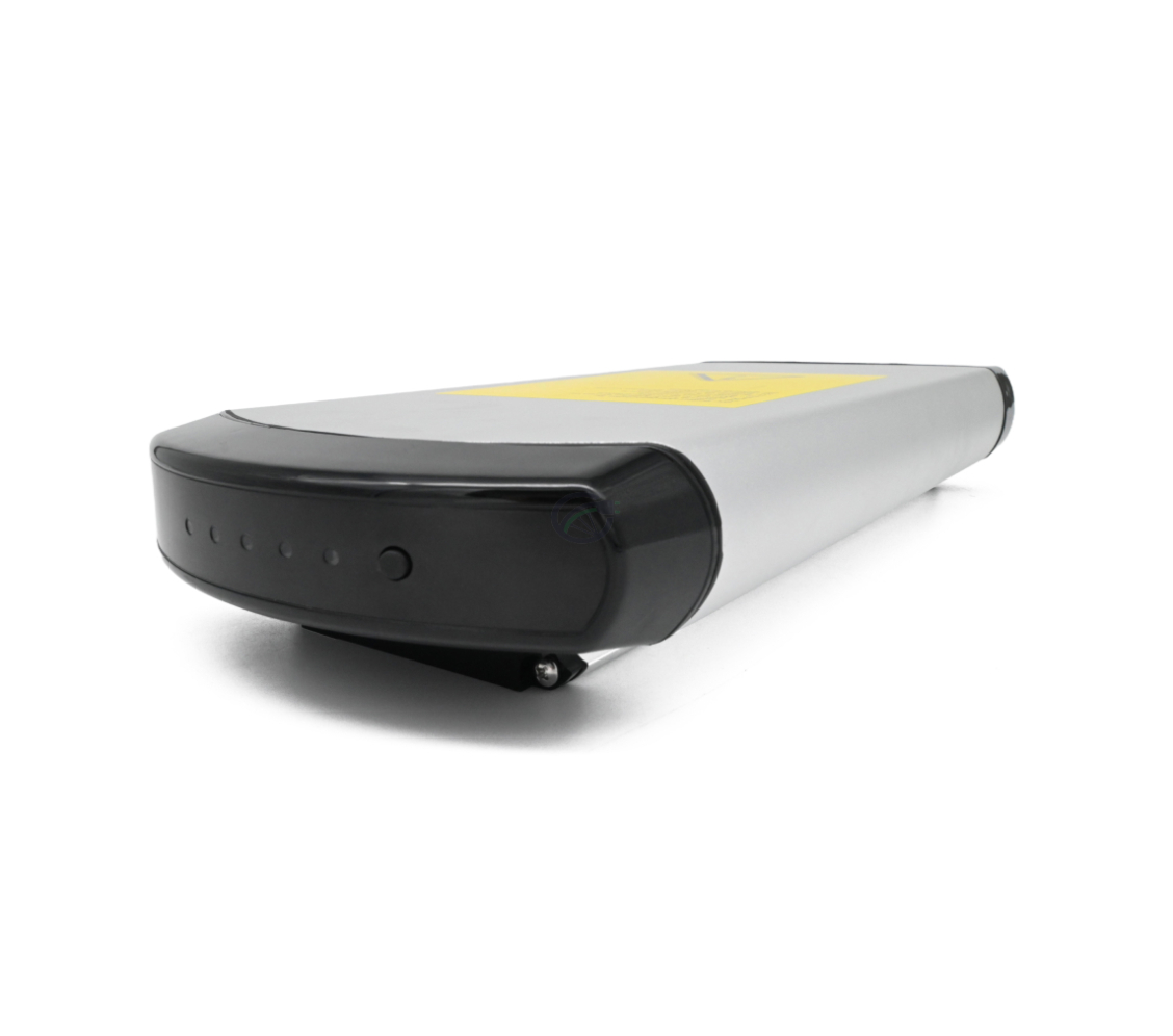 Dreiviertelansicht der Phylion XH370-13J Wall-E 37V 14Ah (2-polig). Das Foto dieser Phylion-Batterie ist aus einem niedrigeren Winkel aufgenommen.