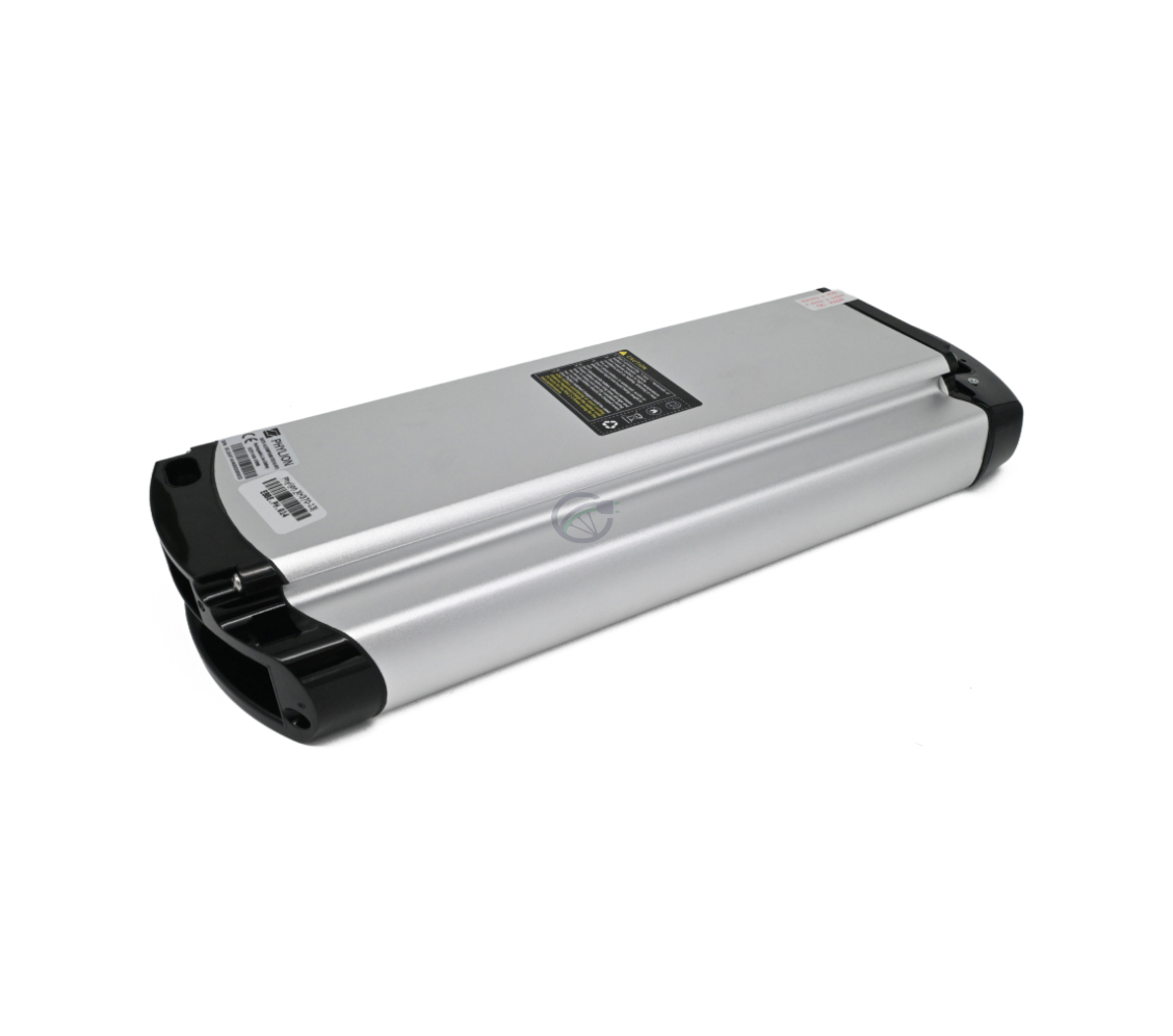 Unteransicht der Phylion XH370-13J Wall-E 37V 14Ah (2-polig). Das Foto dieser Phylion-Batterie ist aus einem Dreiviertelwinkel aufgenommen, wodurch die Unterseite und die Seite der Batterie sichtbar sind.