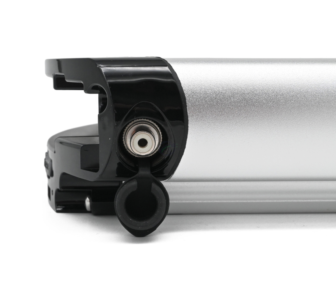 Nahaufnahme der Seitenansicht der Phylion XH370-13J Wall-E 37V 14Ah (2-polig). Der Ladeanschluss dieser Phylion-Batterie ist gut zu sehen.