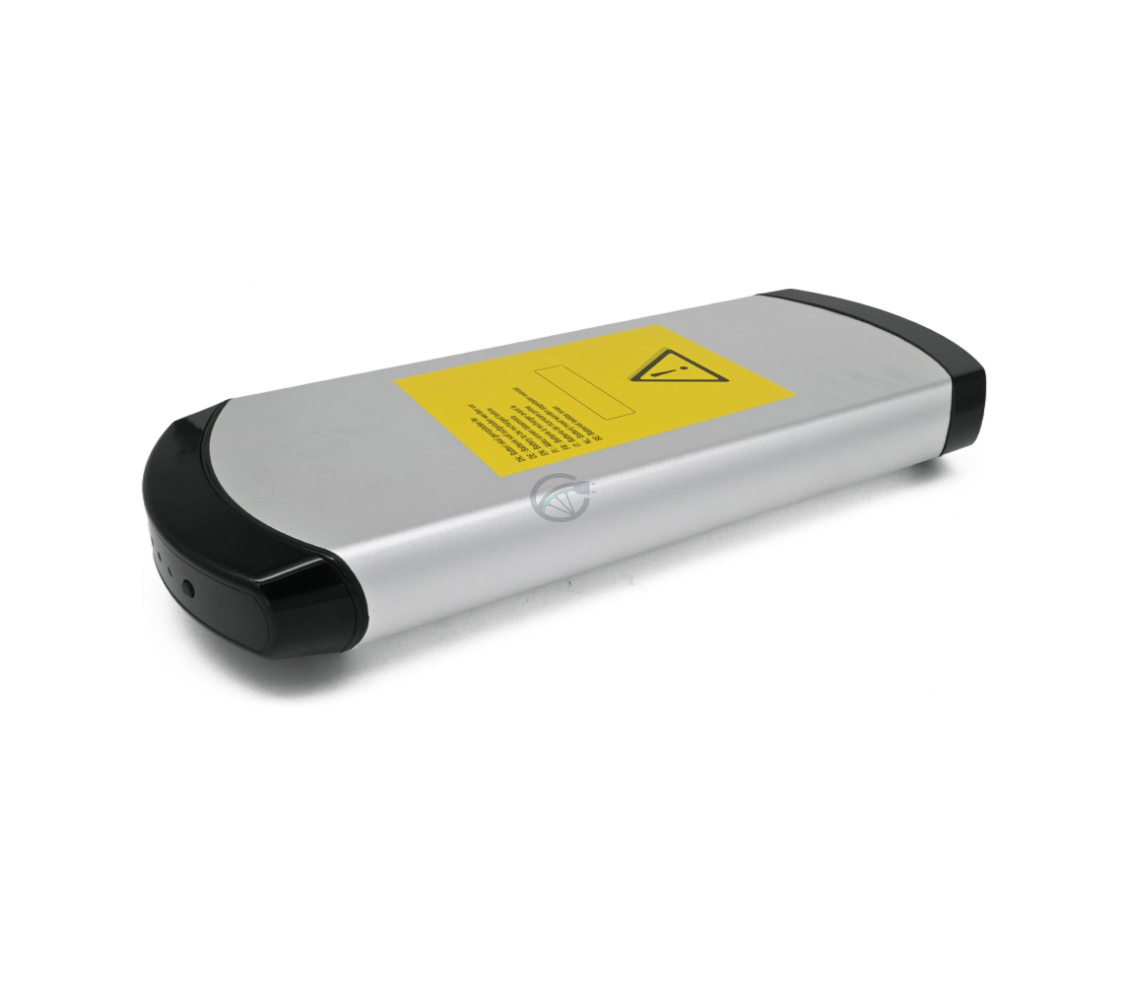 Klares Bild der kompletten Phylion-Batterie. Diese Phylion XH370-13J Wall-E 37V 14Ah (2-polig) ist aus einem Dreiviertelwinkel aufgenommen, wodurch die Oberseite und die Seite der Batterie sichtbar sind.