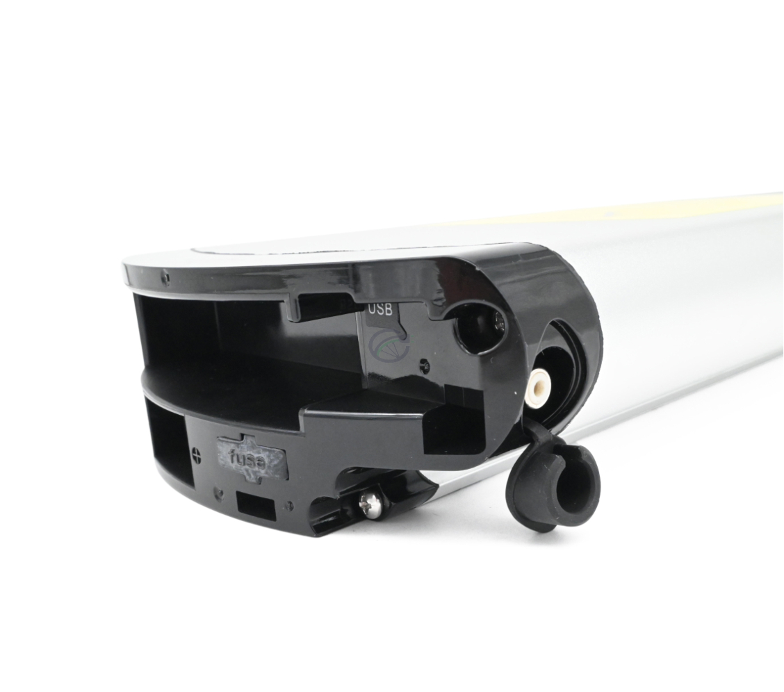 Schrägansicht von vorne der Phylion XH370-13J Wall-E 37V 14Ah (2-polig). Der Ladeanschluss und der Fahrradanschluss dieser Phylion-Batterie sind sichtbar.
