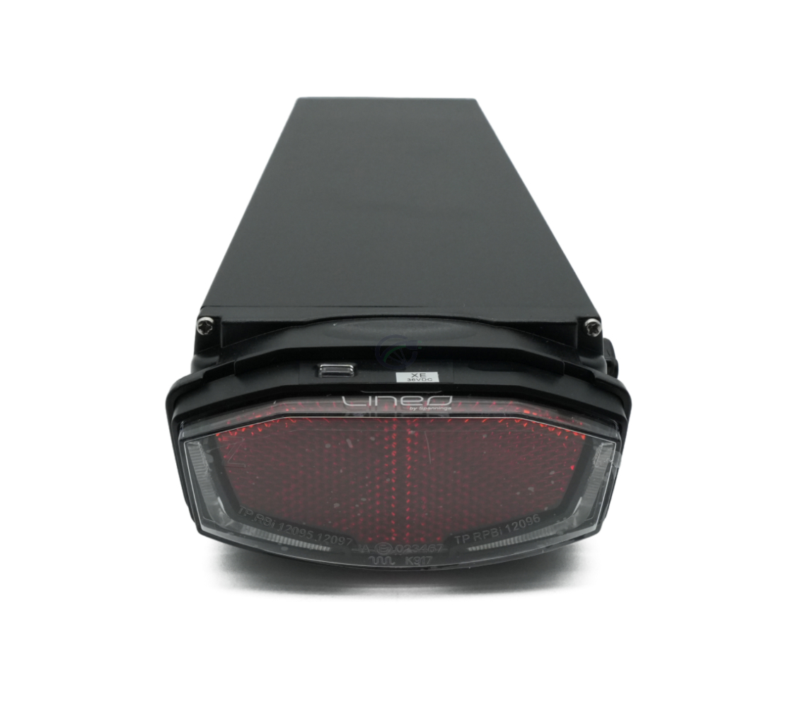 Rückansicht des Fahrradakkus Promovec Carrier 6.2XL 36V 15.6Ah. Das Rücklicht des Akkus ist sichtbar.