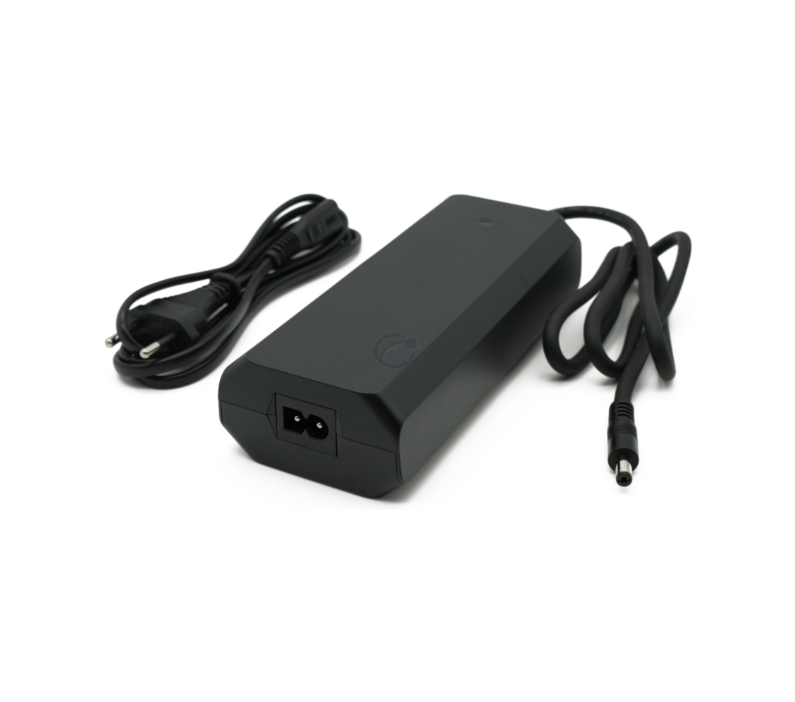 Dreiviertelansicht des Rad Power Bikes 48V 2A Ladegeräts, bei dem das Kabel und der Netzanschluss gut sichtbar sind.
