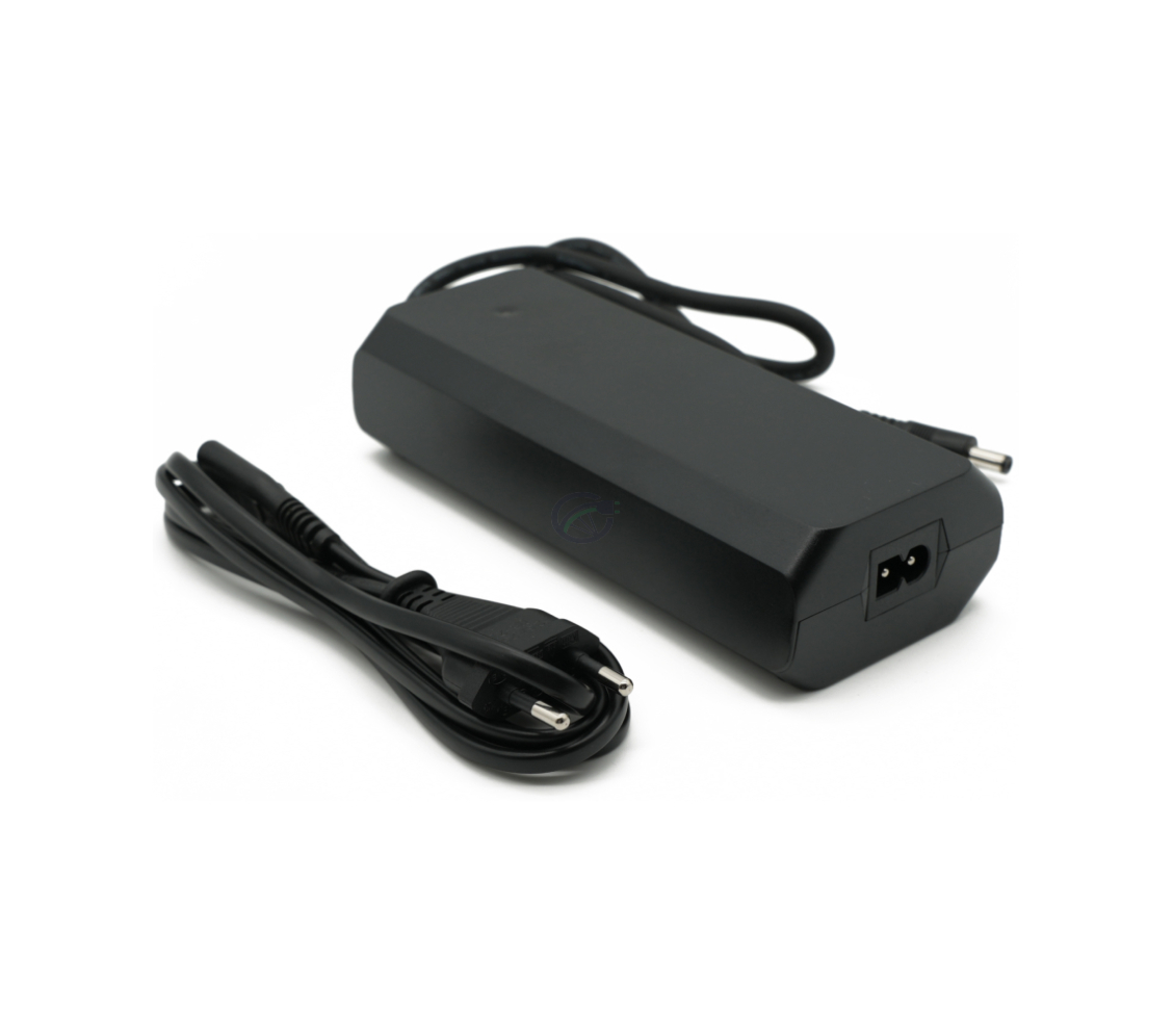 Dreiviertelansicht des Rad Power Bikes, bei dem das Netzkabel gut sichtbar ist.
