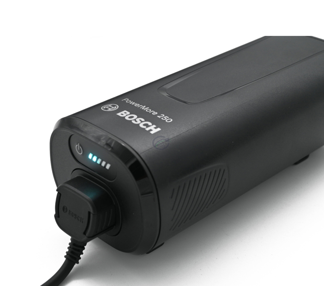 Nahaufnahmefoto des Bosch PowerMore 250 Range Extender mit eingestecktem Kabel