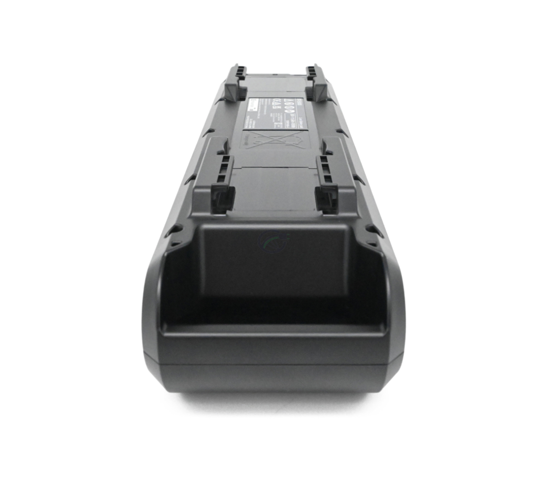 Rückansicht des Shimano Steps BT-E6000 Fahrradakkus auf dem Kopf.
