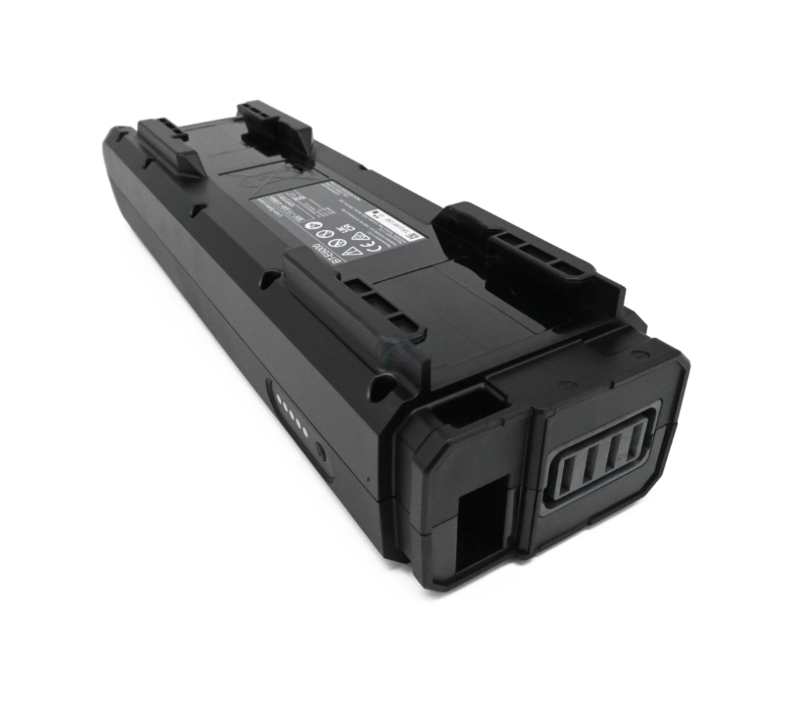 Dreiviertelansicht des Shimano Steps BT-E6000 Fahrradakkus auf dem Kopf. Der Fahrradanschluss und das Etikett auf der Unterseite des Akkus sind lesbar.