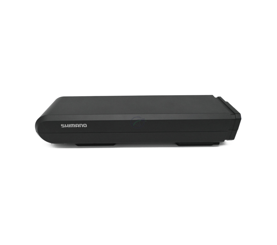 Seitenansicht des Shimano Steps BT-E6000 Fahrradakkus aus hohem Winkel.