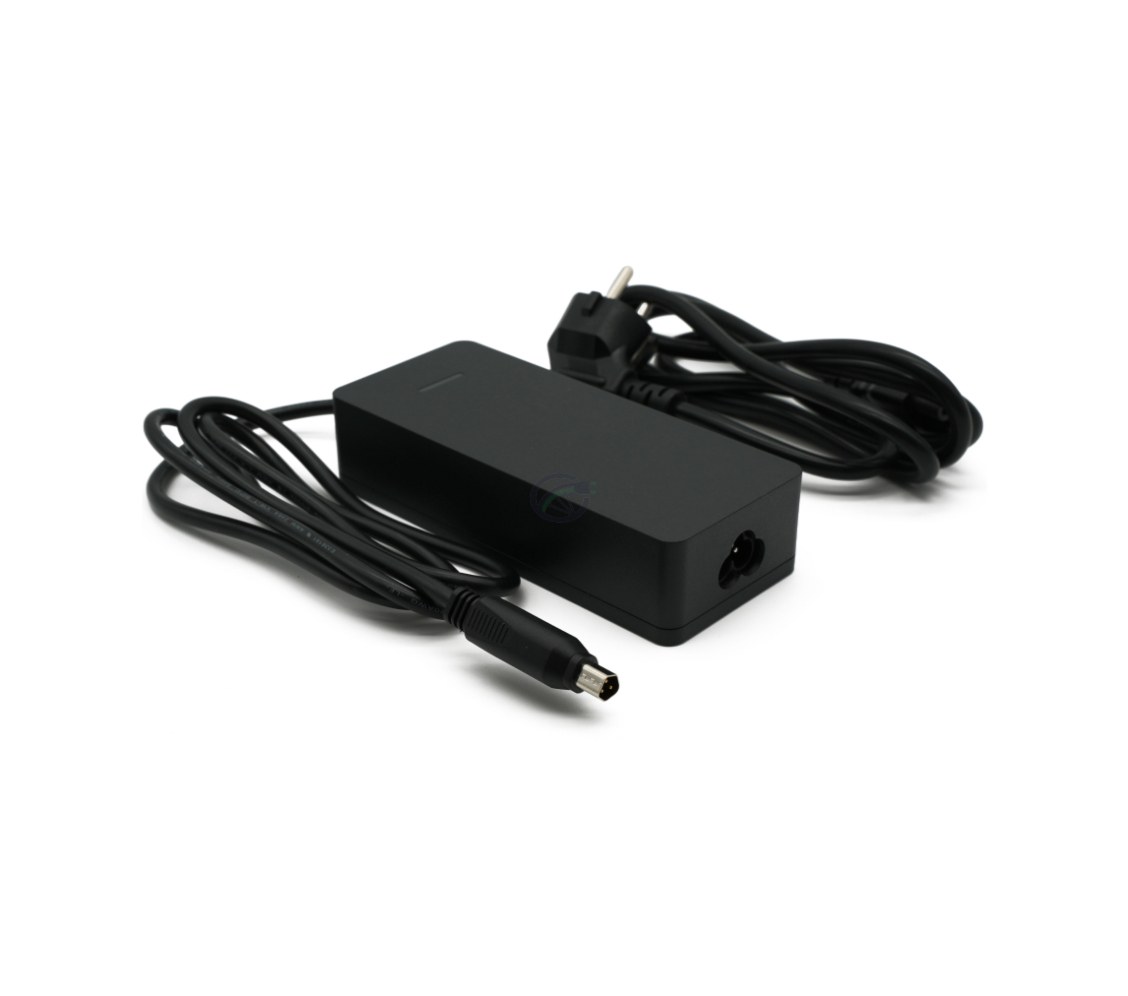 Dreiviertelansicht des Sparta / Batavus E-Motion Smart Ladegeräts, bei dem der Netzanschluss gut sichtbar ist.