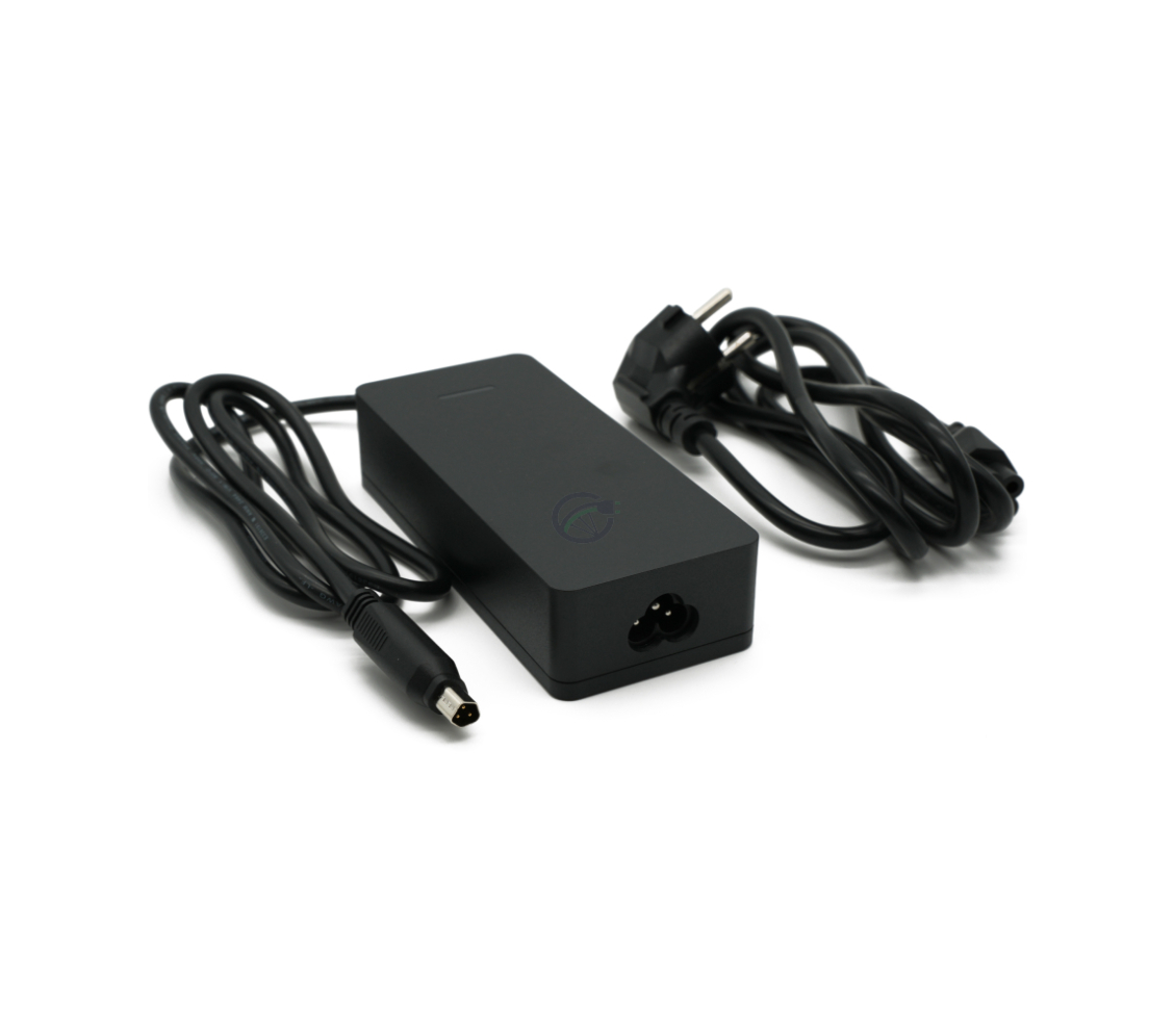 Dreiviertelansicht des Sparta / Batavus E-Motion Smart Ladegeräts, bei dem das Netzkabel gut sichtbar ist.