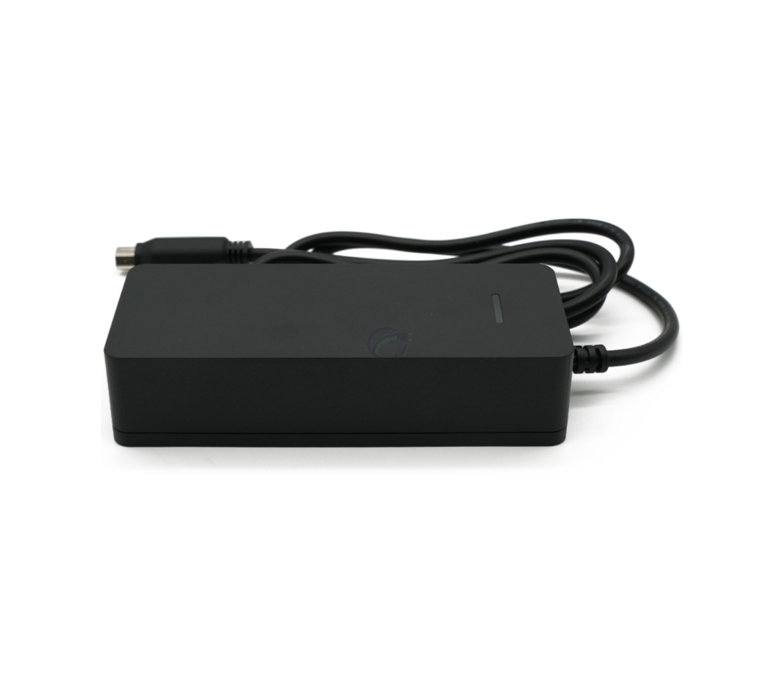 Seitenansicht des Sparta / Batavus E-Motion Ladegeräts, bei dem die Ladeanzeige sichtbar ist.