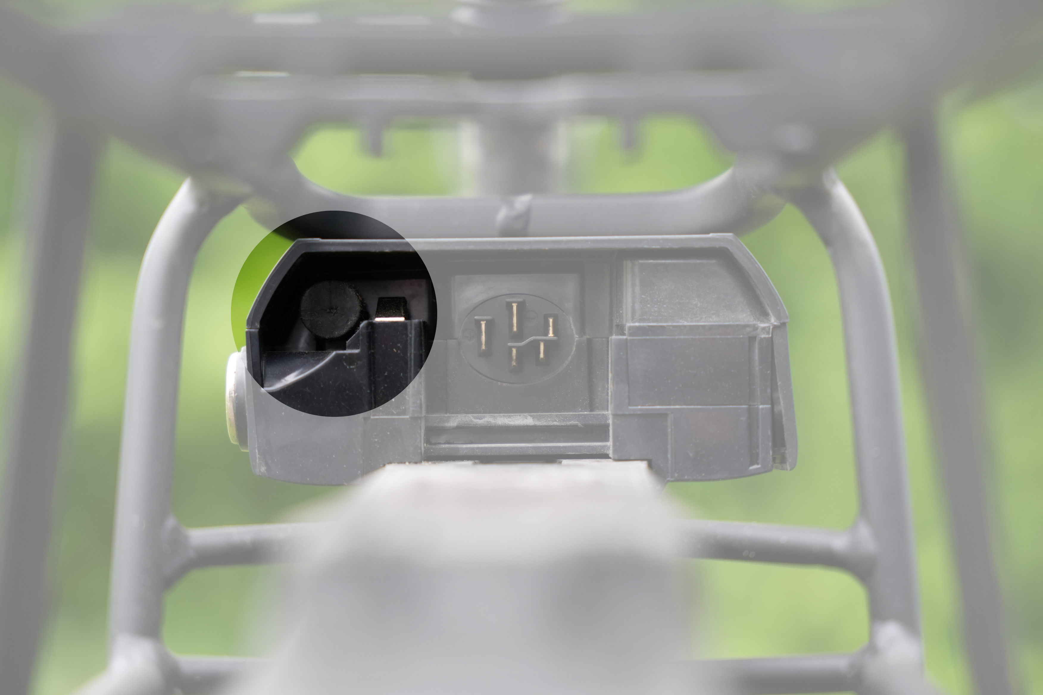 Buffer in de connectorbox van een e-bike met een bagagedrager fietsaccu