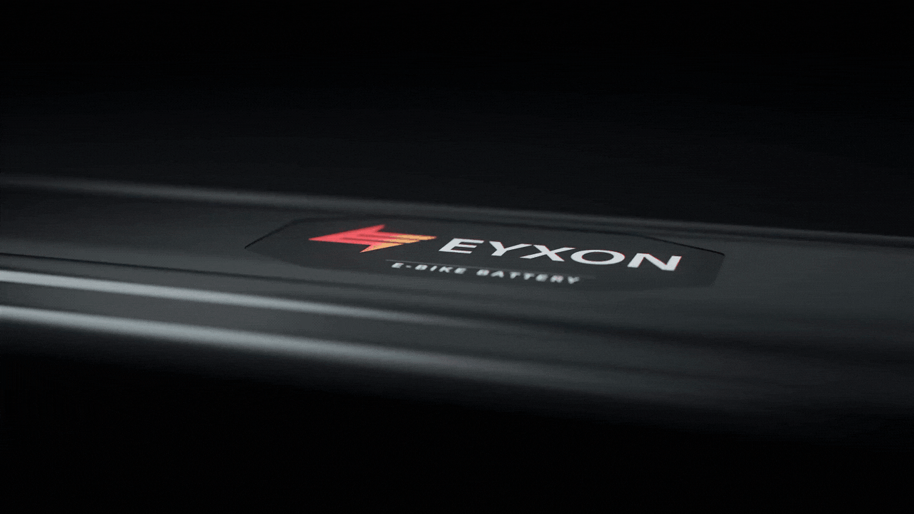 Foto einer eyxon-Batterie aus der Nähe und schräg von oben fotografiert