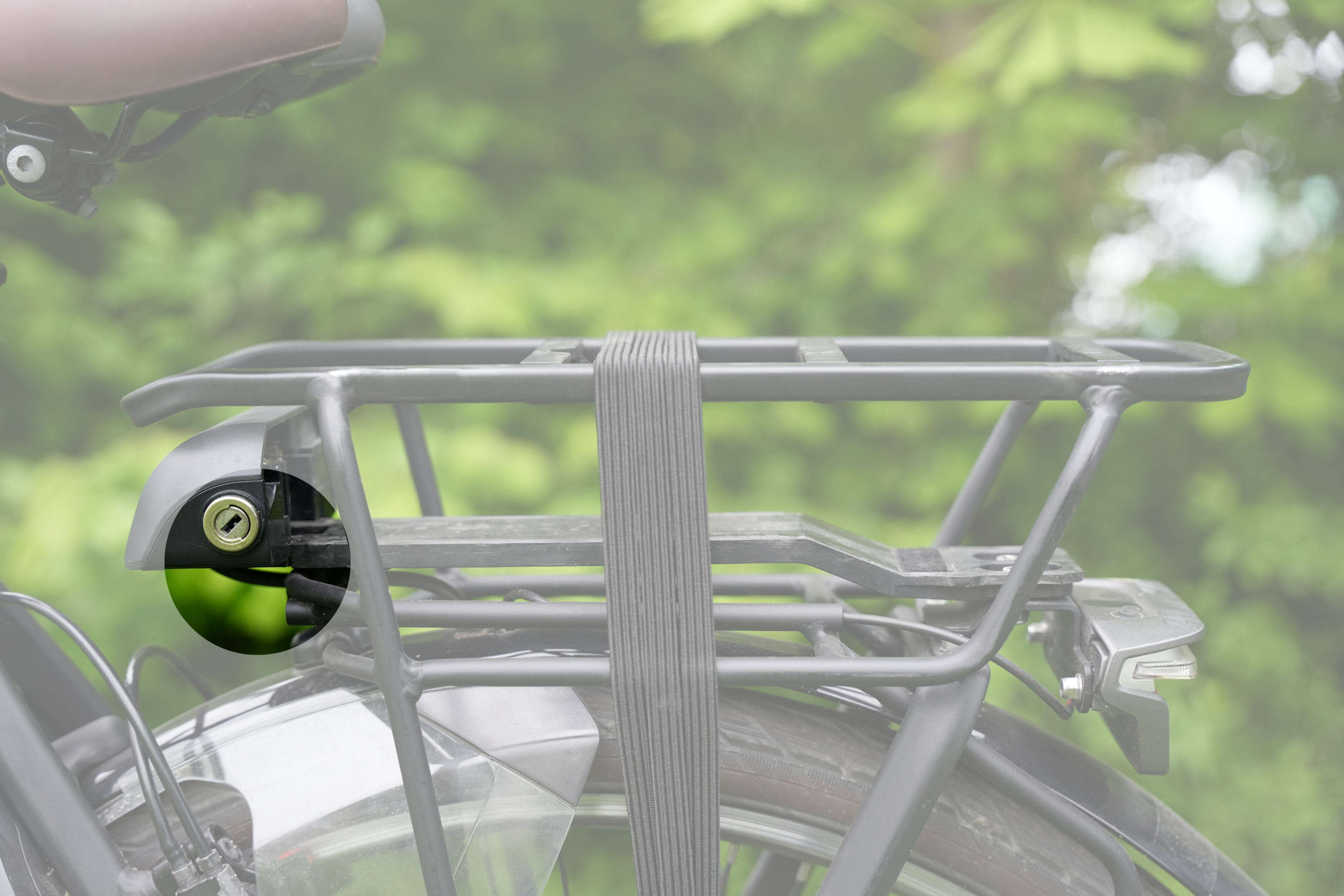 Verwijder de schroeven op de plek die de afbeelding aangeeft uit de fiets